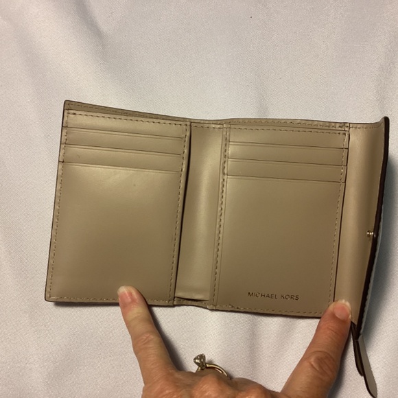 Michael Kors wallet beige gold snaps unisex neutral New CLOSET CLEARANCE PRICE - Picture 6 of 7